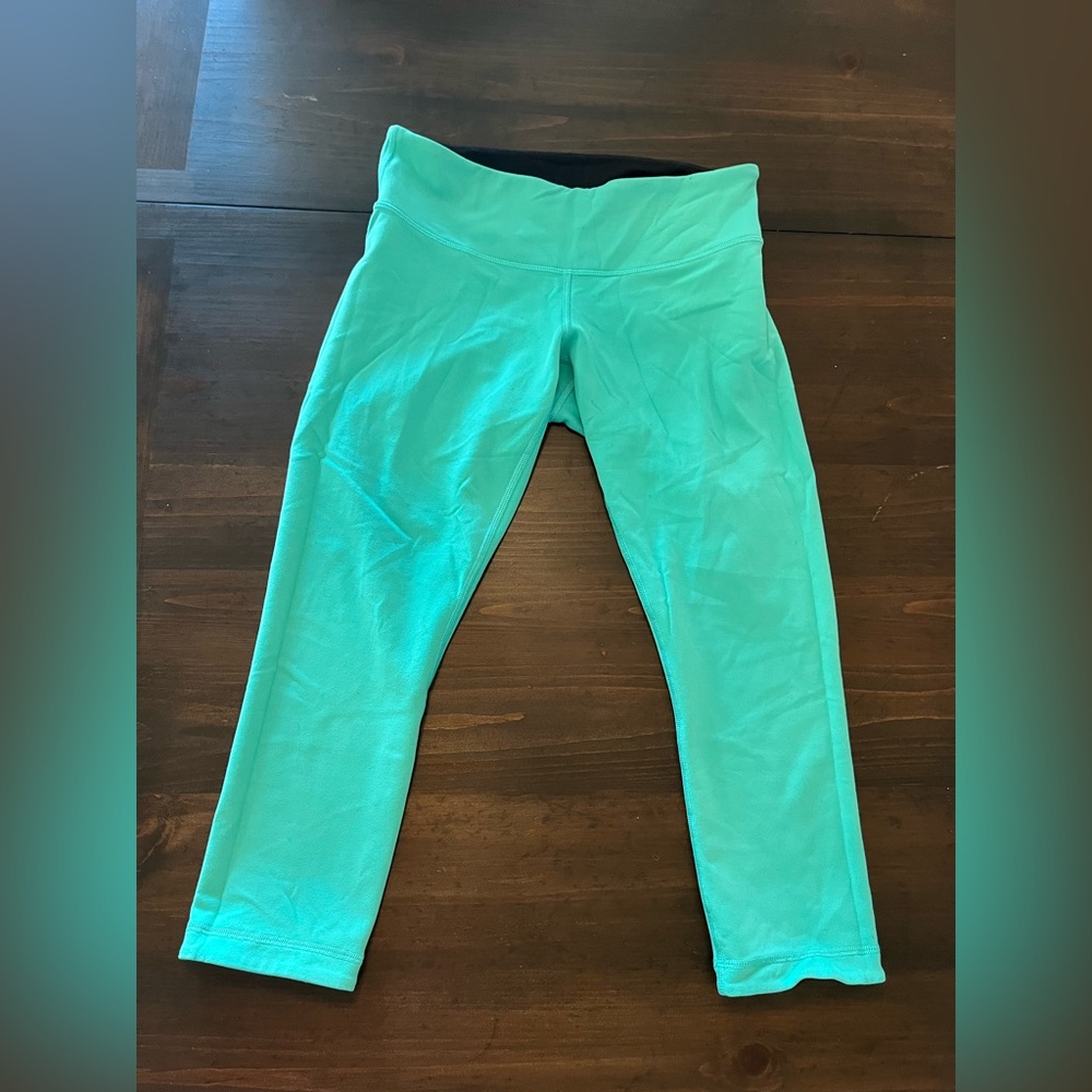 Reversible Black/Blue 3/4 Lululemon leggings